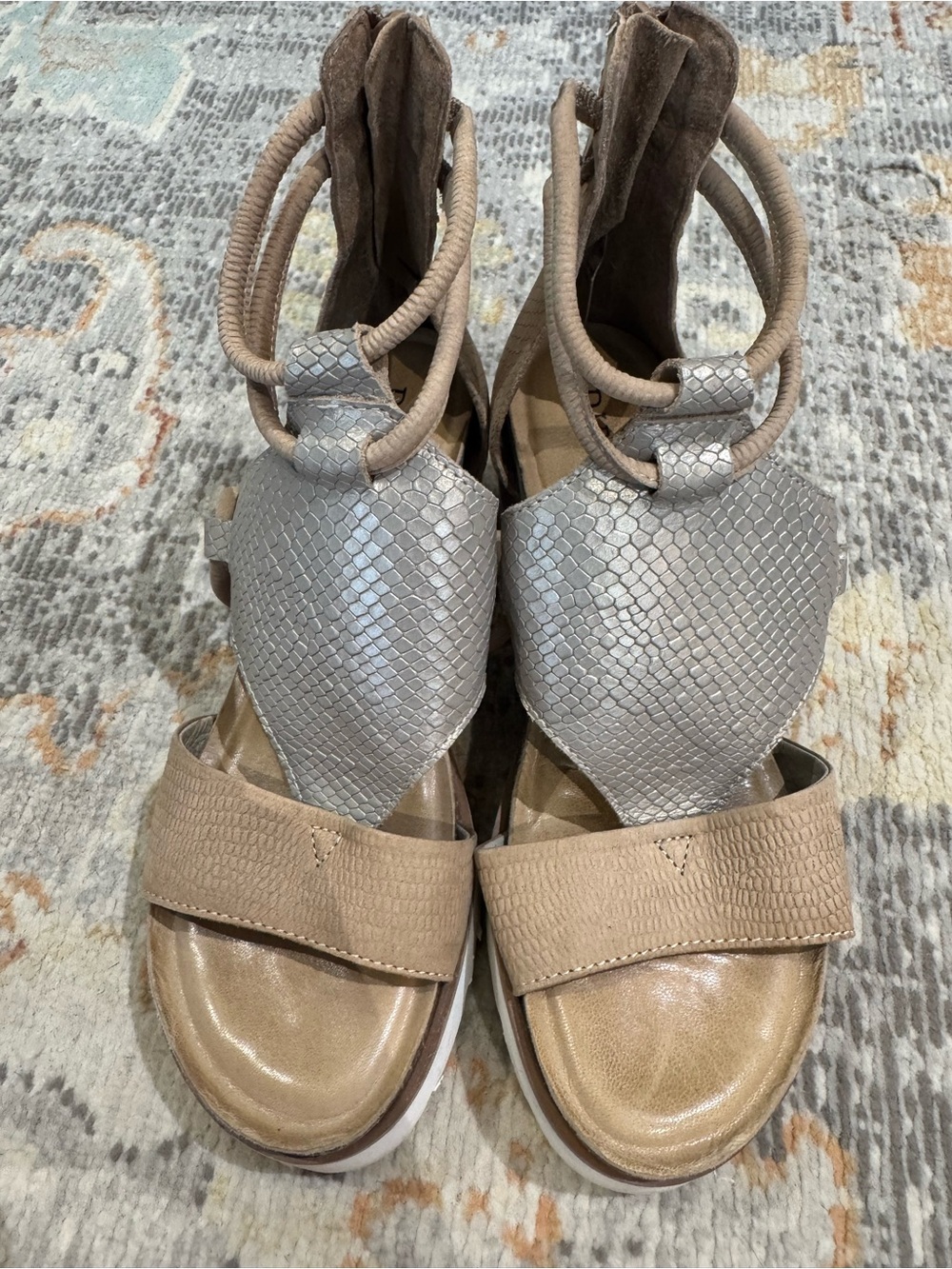 Women’s Diba True Green Clover Taupe Silver Leather Wedge Sandals 6.5